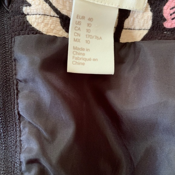 Pockets! H&M Floral skirt - Picture 3 of 6